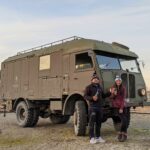 Vivir sobre cuatro ruedas: la pareja francesa que recorre el mundo en motorhome Vivir sobre cuatro ruedas: la pareja francesa que recorre el mundo en motorhome