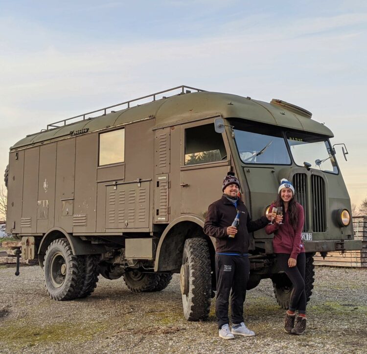 Vivir sobre cuatro ruedas: la pareja francesa que recorre el mundo en motorhome