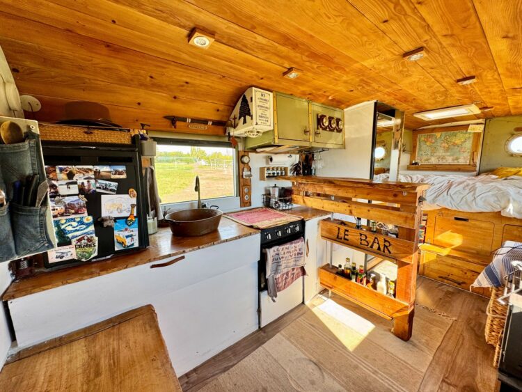 Vivir sobre cuatro ruedas: la pareja francesa que recorre el mundo en motorhome