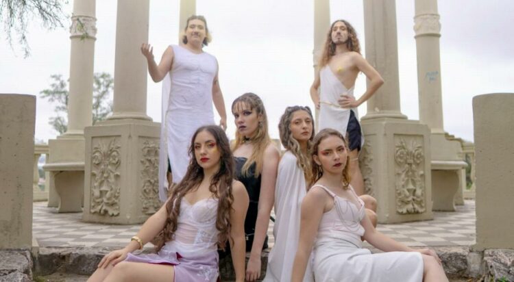 Protagonistas de la obra. Candela Cataldo, Suyai García, Santiago Gómez, Paloma Irazoqui, Leonel Lesta, Marina Parra.