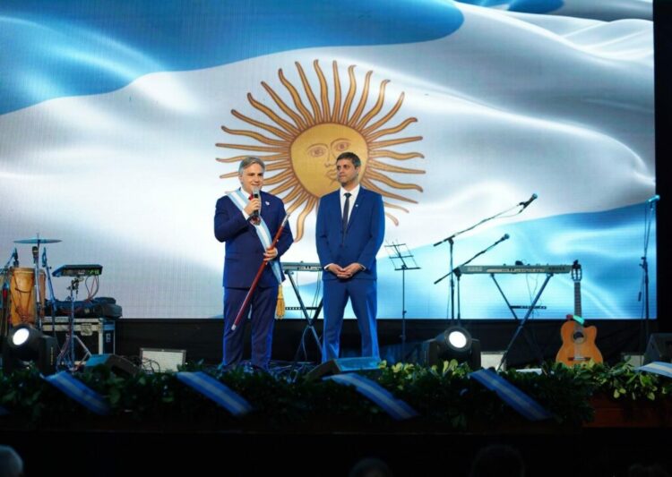La ceremonia se realizó en el Salón Pampa y contó con intervenciones artísticas en homenaje a la gesta de 1816.