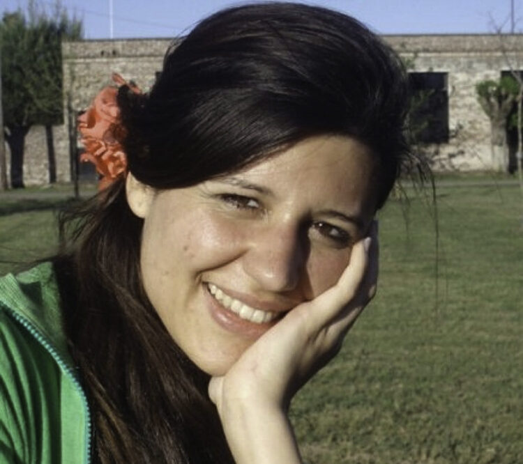María Cash.