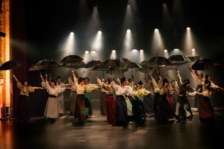 Alumnos y maestros de Danza Viva en escena