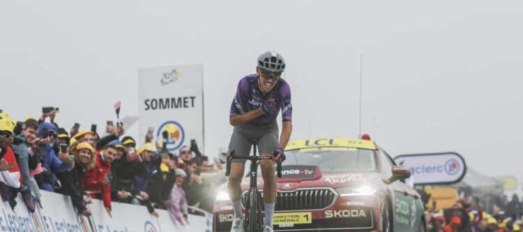 El ciclista australiano arremetió sobre el final y llegó en solitario.
