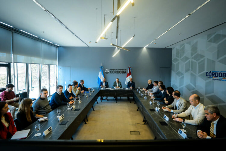 OFICIALES-Audiencia-Hug-Aereo-Cordoba-Operadores-de-carga-Sala-de-Ministros_5-1024x683-1-750x500-opt