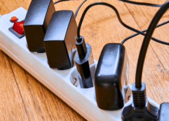 Qué se puede y qué no se puede enchufar en casa: advertencia de un electricista tras un incendio fatal