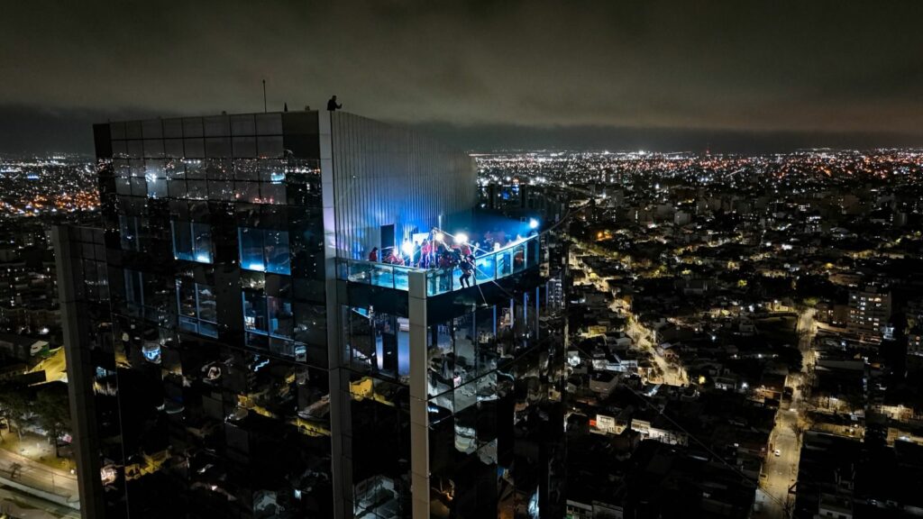Realizaron anoche un ejercicio de rescate a 120 metros de altura Realizaron anoche un ejercicio de rescate a 120 metros de altura