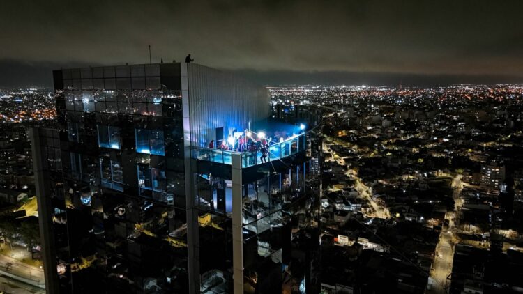 Realizaron anoche un ejercicio de rescate a 120 metros de altura