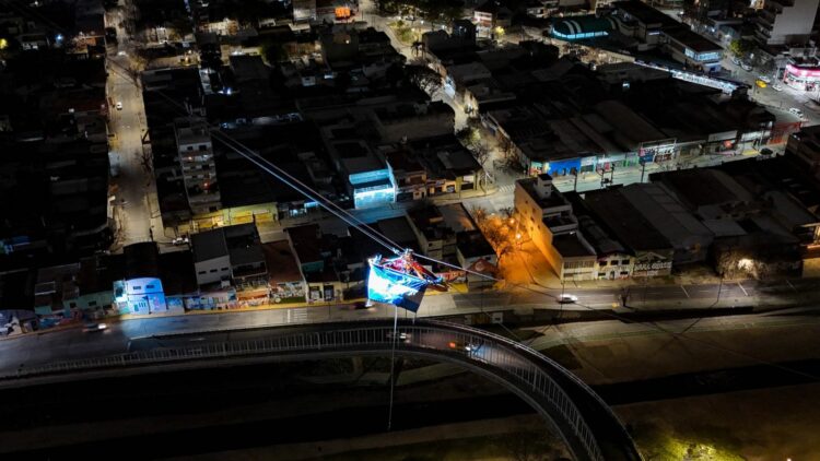 Realizaron anoche un ejercicio de rescate a 120 metros de altura