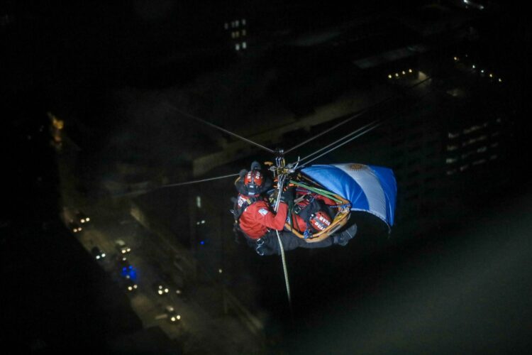 Realizaron anoche un ejercicio de rescate a 120 metros de altura
