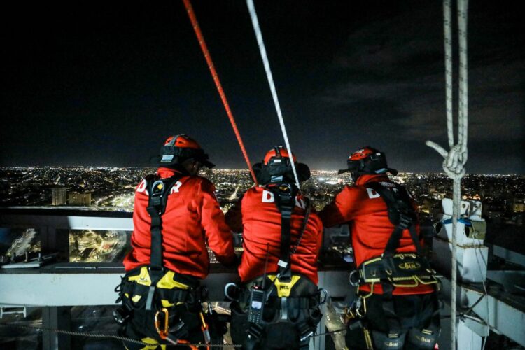 Realizaron anoche un ejercicio de rescate a 120 metros de altura