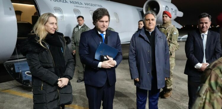 Llaryora junto a Milei cuando llegó a la ciudad para la Derecha Fest.