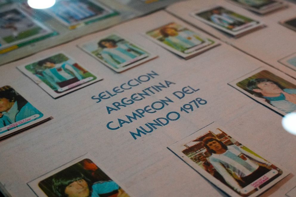 El Museo Provincial del Deporte exhibe una colección de figuritas de mundiales