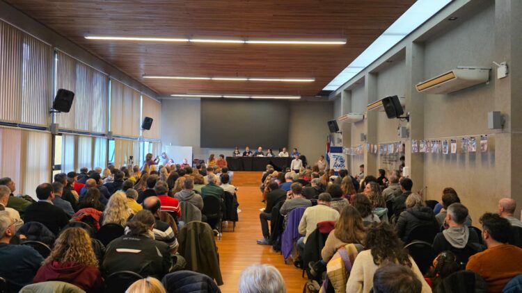 En una asamblea, la UEPC también decidió impulsar una jornada nacional de protesta para que se convoque a la paritaria nacional docente.