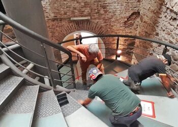 En el Rectorado histórico se restauraron pisos, columnas y puertas de las galerías del claustro, y se colocaron vidrios nuevos en la escalera caracol.