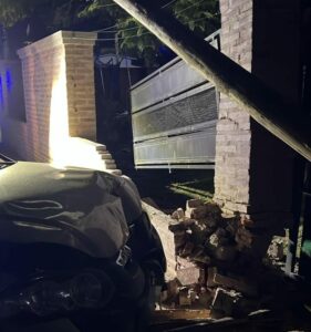 Un hombre de 73 años chocó contra un poste de luz y el frente de una vivienda Un hombre de 73 años chocó contra un poste de luz y el frente de una vivienda