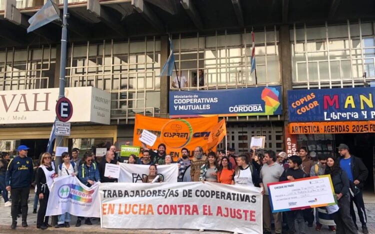 Cooperativas y medios comunitarios en asamblea.