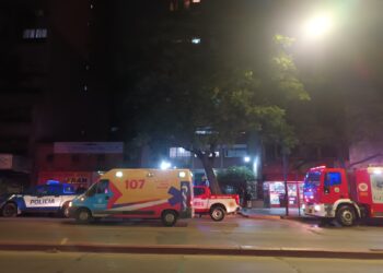 Evacuados y una joven hospitalizada por el incendio de un edificio