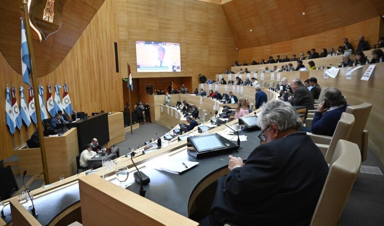 Entre las modificaciones previstas en dicha iniciativa, se eliminaría la obligatoriedad del pago de cuotas colegiales y tasas regulatorias.