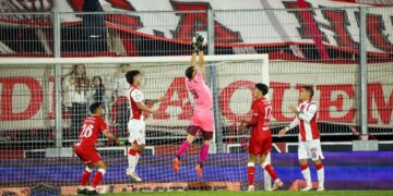 Manuel Roffo tuvo un buen partido, pero no detuvo ninguno de los penales de Huracán.