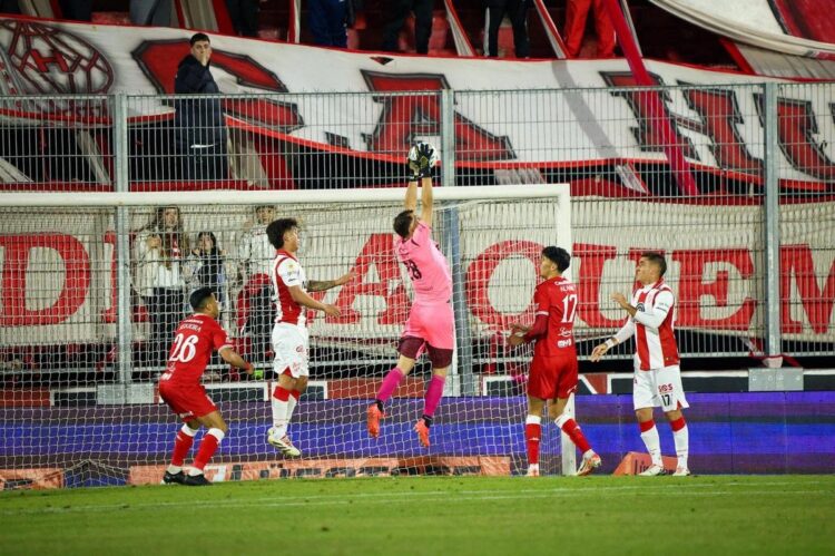 Manuel Roffo tuvo un buen partido, pero no detuvo ninguno de los penales de Huracán.