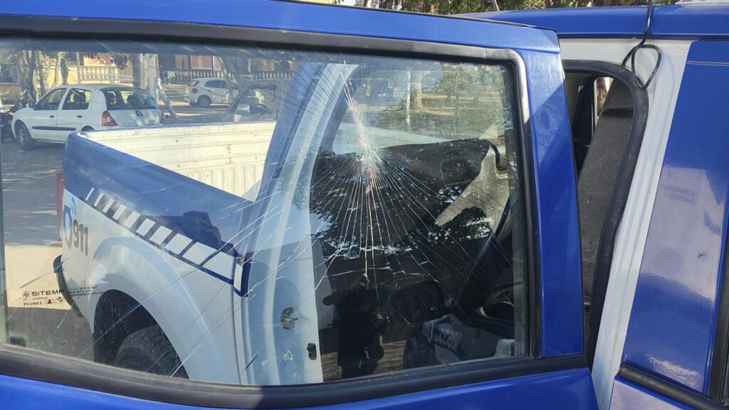 Policías lesionados y móviles dañados durante distintos operativos
