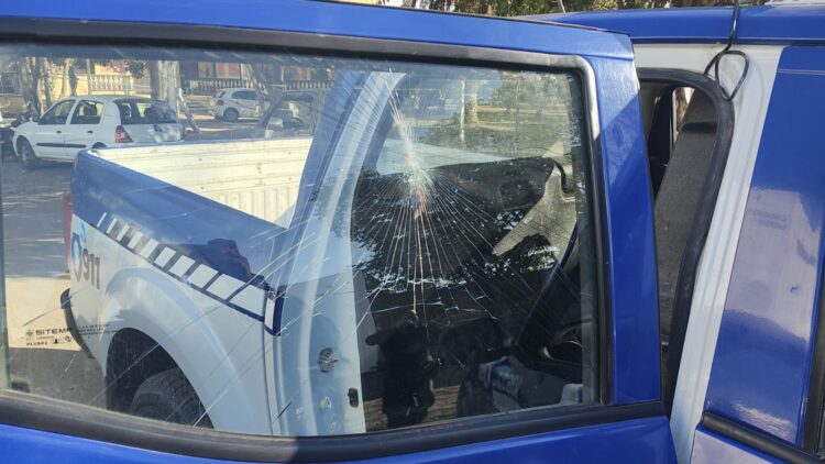 Móvil dañado durante un operativo en barrio Calera Central. Foto: Policía de Córdoba.