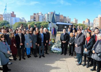 Sentido homenaje por el aniversario  de la «Noche de las corbatas»