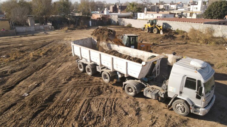 Vecinos de tres barrios cordobeses recuperan un exbasural.