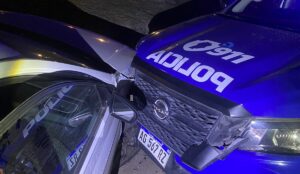 Tres detenidos por robar un auto, ir en contramano y chocar a un móvil policial Tres detenidos por robar un auto, ir en contramano y chocar a un móvil policial