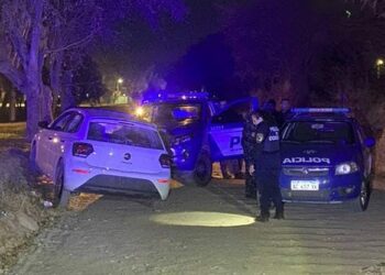 Tres detenidos por robar un auto, ir en contramano y chocar a un móvil policial