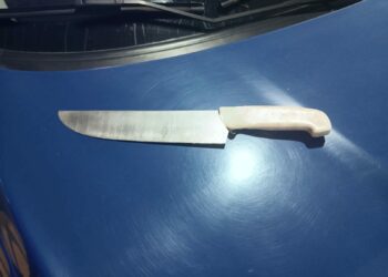 Amenazó con un cuchillo en una estación de servicio y fue baleado por un policía