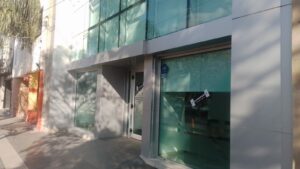 Clausuran sucursales de Laboratorio LACE y Pedidos YA por arrojar basura a la vía pública Clausuran sucursales de Laboratorio LACE y Pedidos YA por arrojar basura a la vía pública