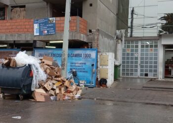 Clausuran sucursales de Laboratorio LACE y Pedidos YA por arrojar basura a la vía pública