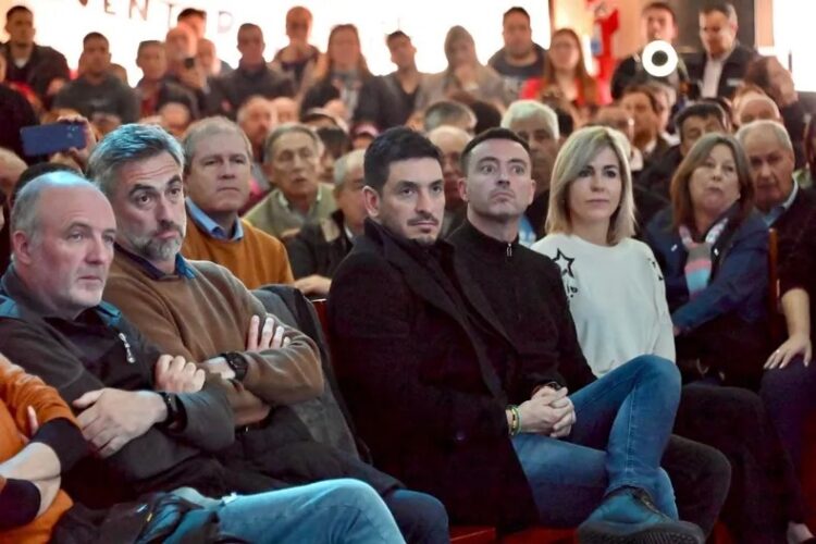 Mestre sostiene la pulseada interna contra Ferrer y De Loredo.