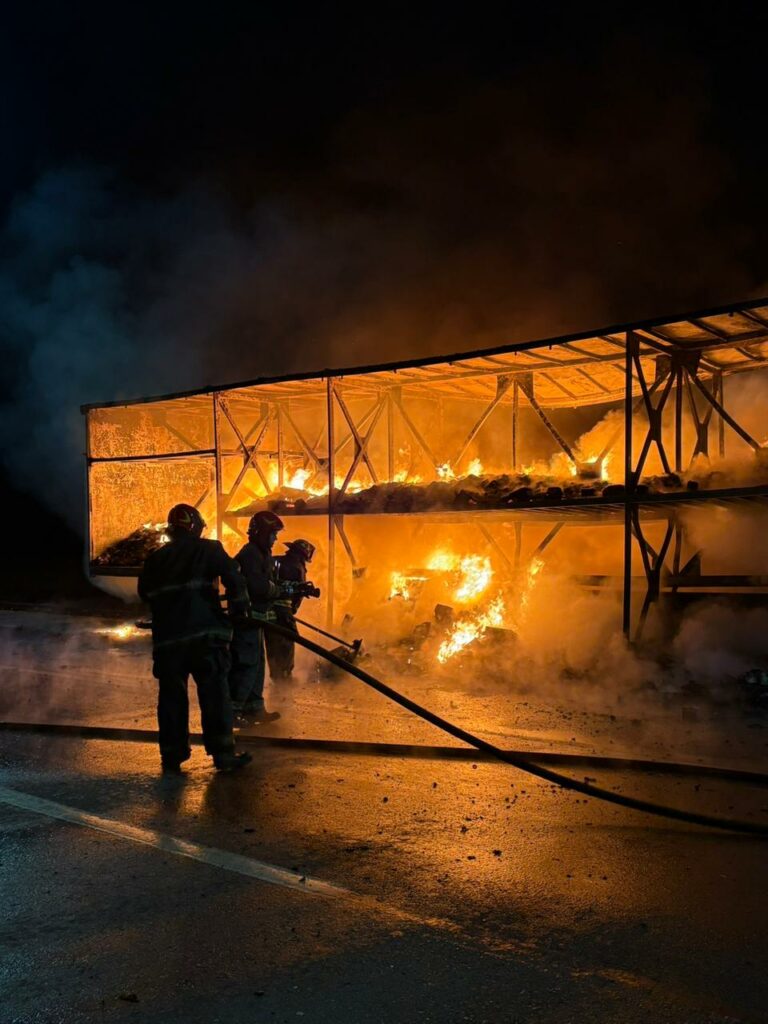 Se incendió un semirremolque con zapatillas en la autopista Córdoba–Rosario