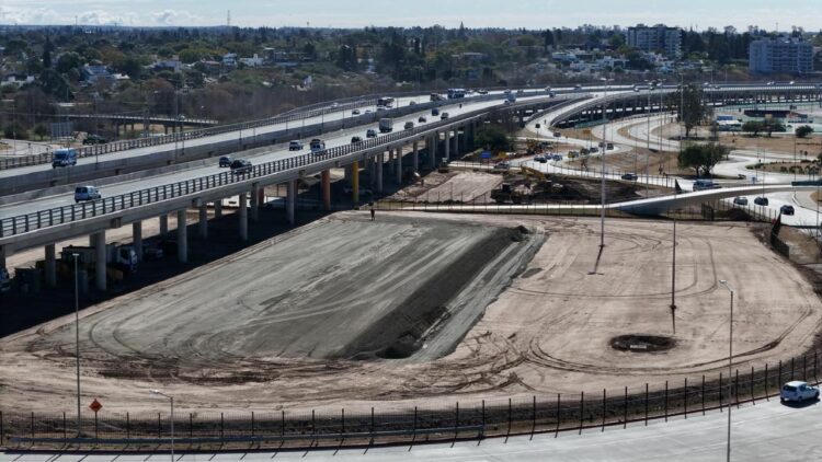 Está prevista la pavimentación de seis hectáreas donde se podrán estacionar tres mil vehículos.