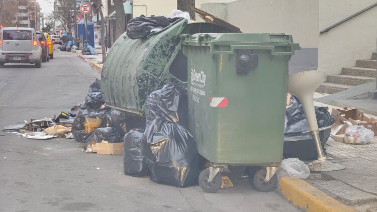 Pese al anuncio de normalización, la ciudad sigue colapsada de basura