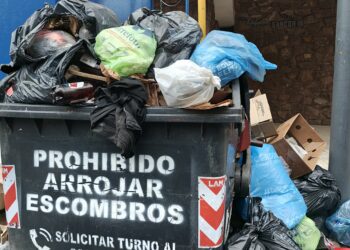 Pese al anuncio de normalización, la ciudad sigue colapsada de basura