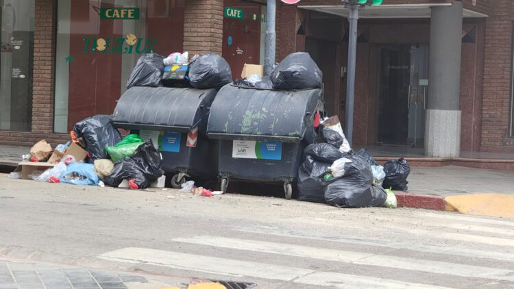 Pese al anuncio de normalización, la ciudad sigue colapsada de basura
