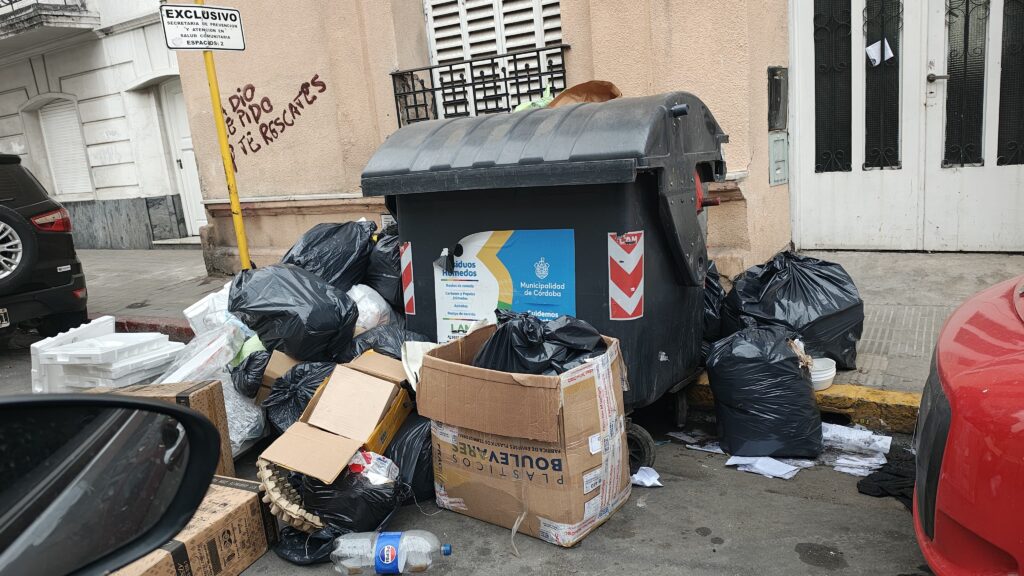 Pese al anuncio de normalización, la ciudad sigue colapsada de basura Pese al anuncio de normalización, la ciudad sigue colapsada de basura