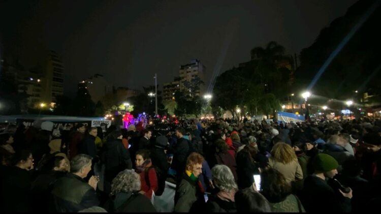 Manifestantes se concentran en plaza Colón durante el “Pueblada Fest”, en rechazo a la presencia de Javier Milei en Córdoba, mientras en el hotel Quorum se desarrolla el acto oficialista “Derecha Fest”.