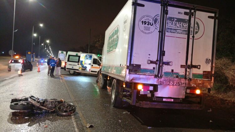 Un motociclista perdió la vida tras un choque entre tres vehículos en Ruta 9 Norte.