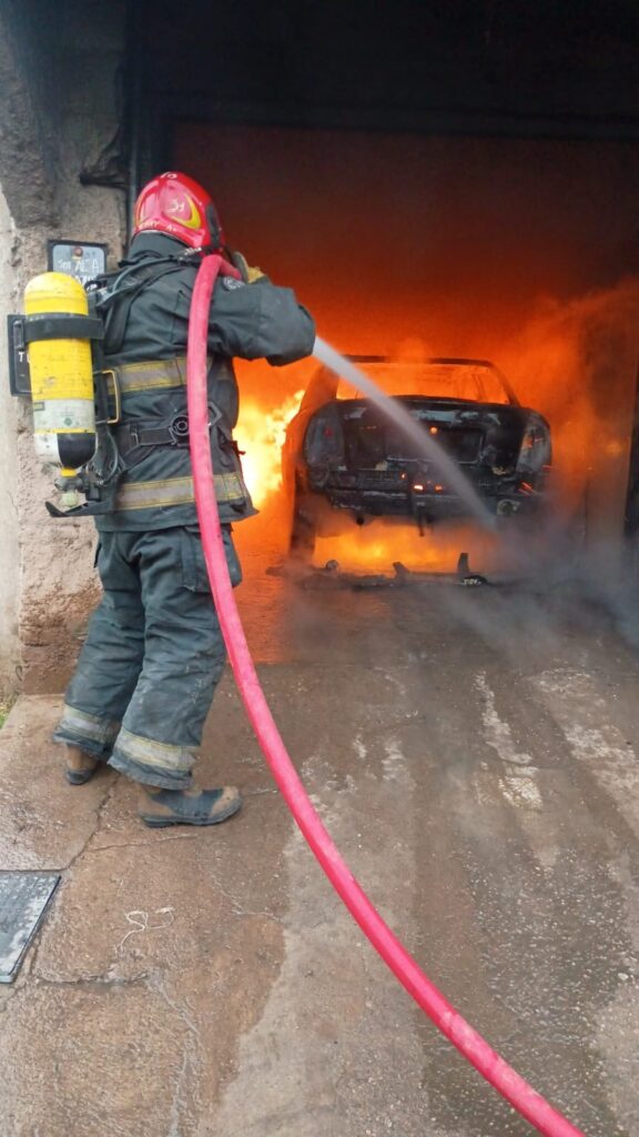 Un auto se quemó durante el incendio de un garaje