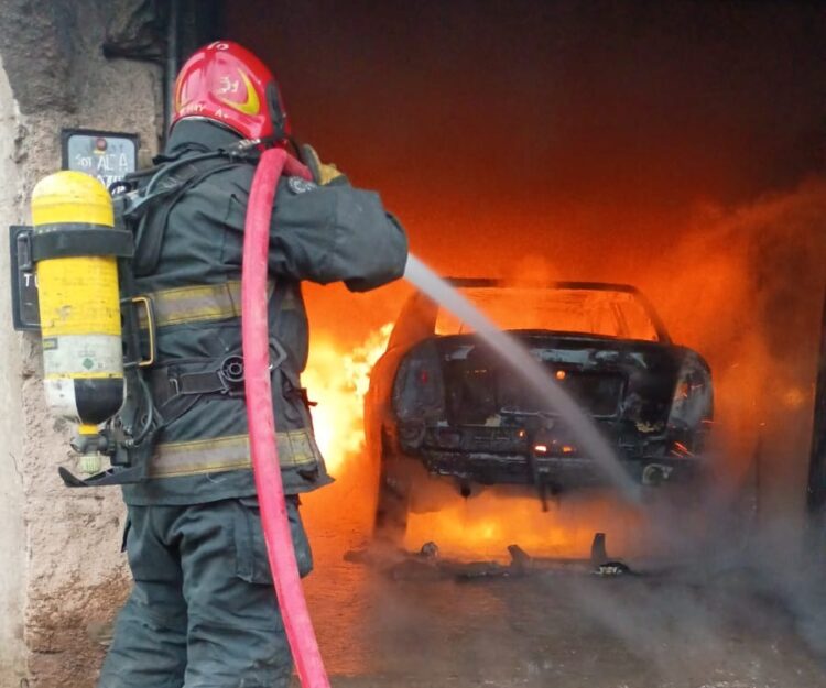 Bomberos trabajan en el lugar. Foto: Policía de Córdoba.