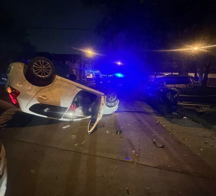 Volcó tras chocar contra una camioneta estacionada en una calle de Alta Córdoba.