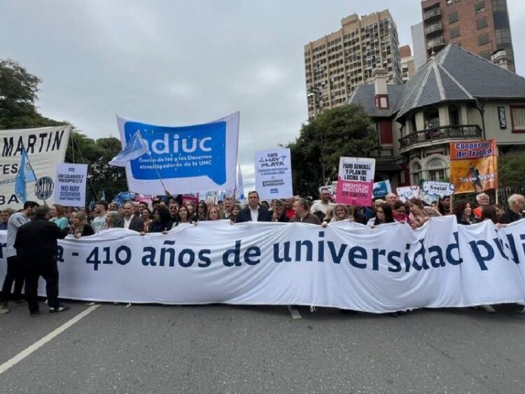 ADIUC advierte que el sistema está al borde del colapso tras casi 20 meses de ajuste.