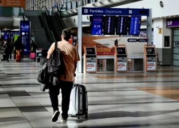 En junio, los viajes al exterior duplicaron la llegada de turistas a la Argentina