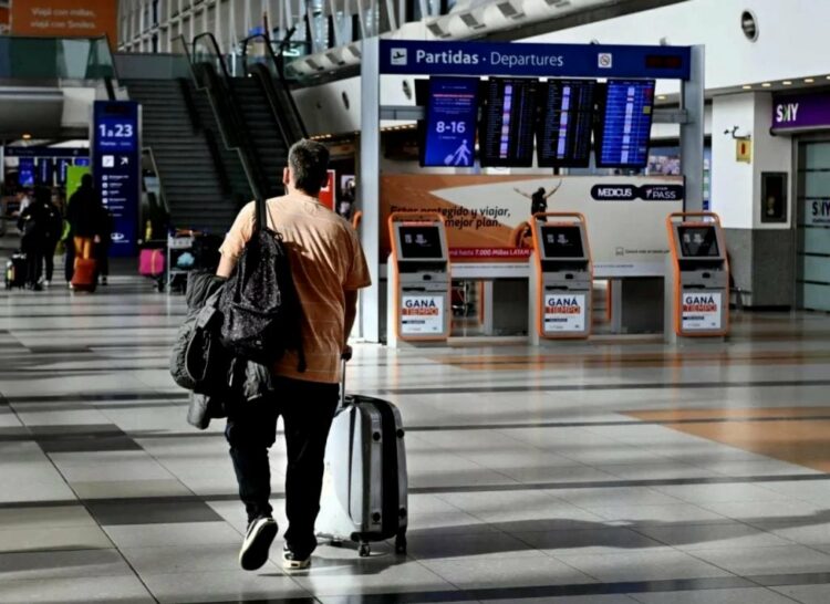Saldo negativo: los viajes al exterior duplicaron el ingreso de turistas al país en junio.