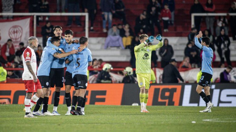 Belgrano cae 1-0 ante Racing en el Gigante de Alberdi